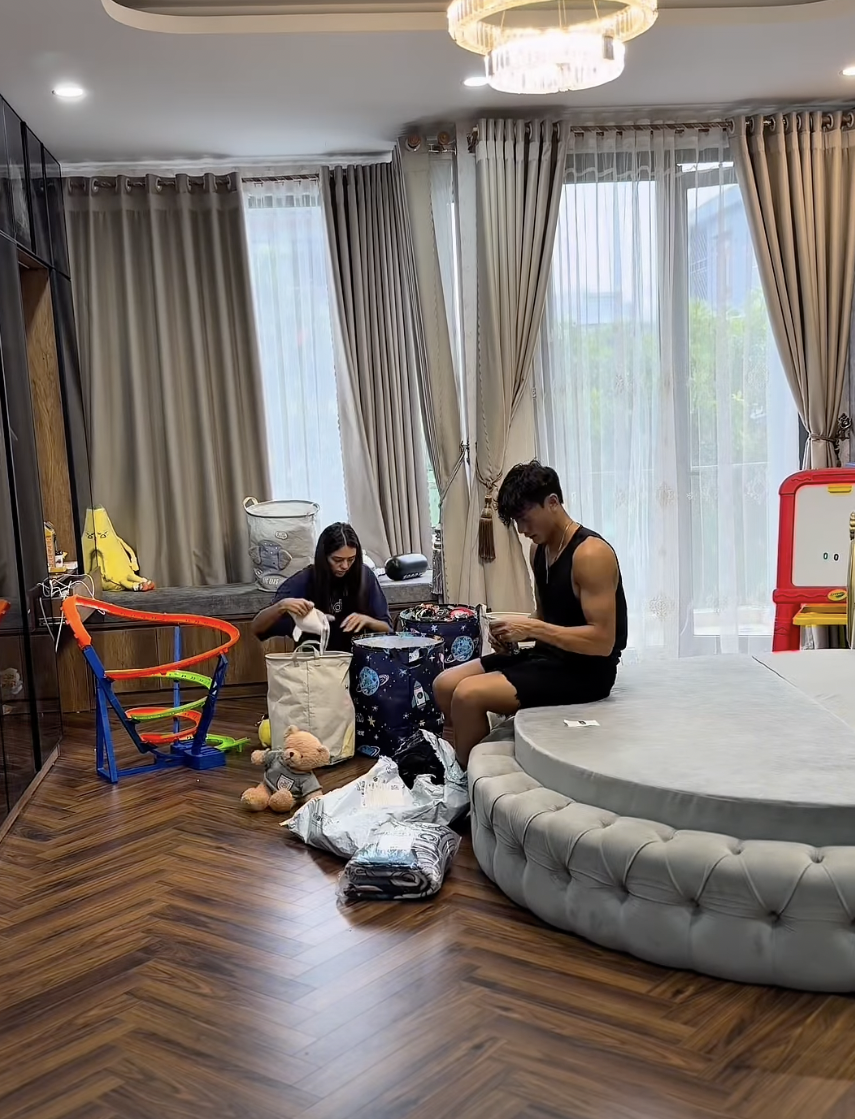 Cuộc sống của Bùi Tiến Dũng và vợ mẫu tây thế nào?- Ảnh 2. Cuộc sống của Bùi Tiến Dũng và vợ mẫu tây thế nào?- Ảnh 2.