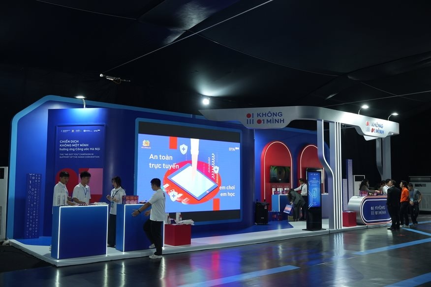 Từ FPT, CMC đến EVN, loạt ông lớn công nghệ "Make in Vietnam" tỏa sáng trong triển lãm Công ước Hà Nội- Ảnh 7. Từ FPT, CMC đến EVN, loạt ông lớn công nghệ "Make in Vietnam" tỏa sáng trong triển lãm Công ước Hà Nội- Ảnh 7.