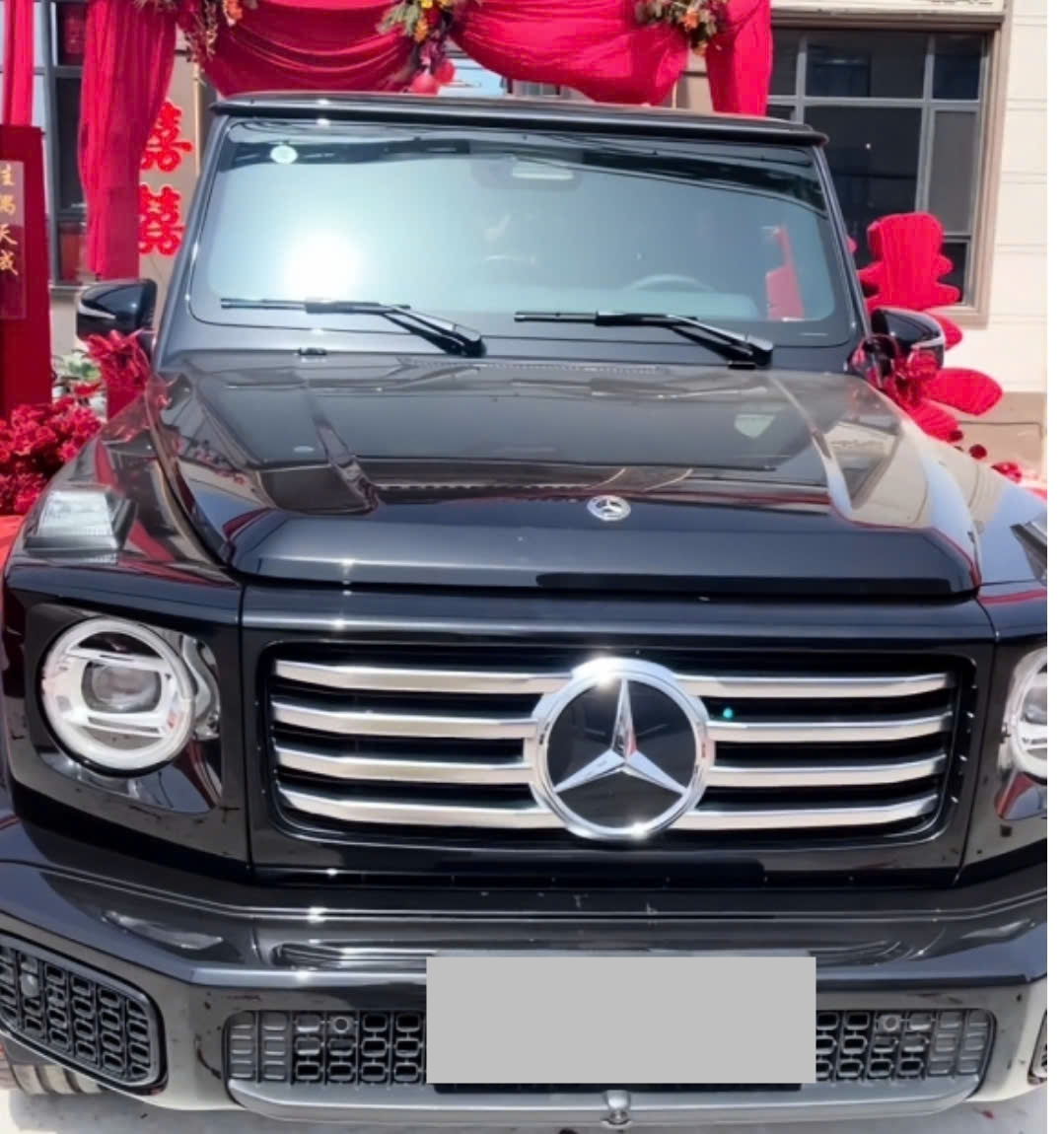 Th&acirc;n thế mẹ chồng trẻ mặc gợi cảm, tặng con trai G63, v&agrave;ng đeo trĩu cổ trong đ&aacute;m cưới- Ảnh 8.