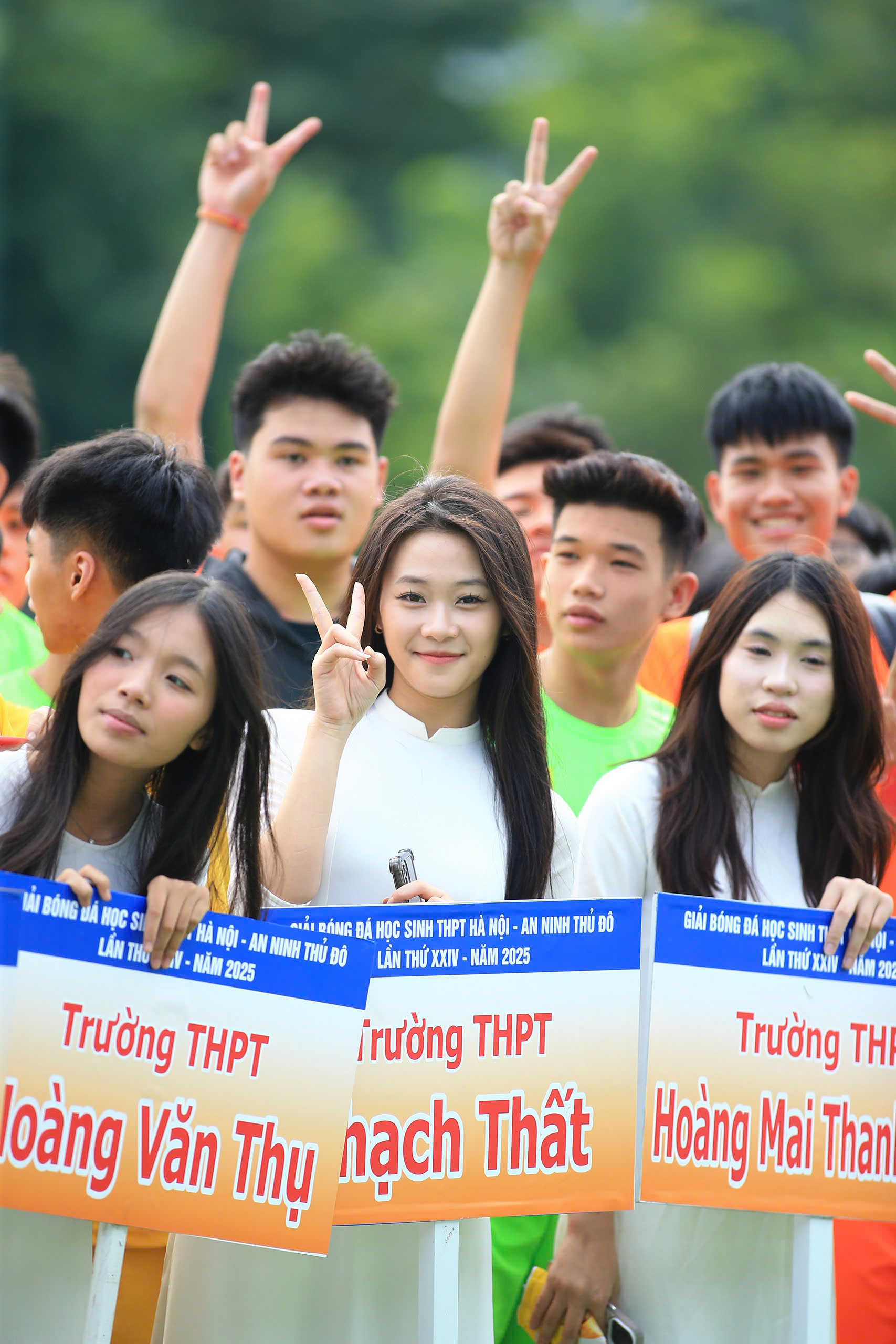 Nữ sinh Hà Nội rạng rỡ trong nắng thu, sôi nổi khai mạc giải đấu 24 tuổi- Ảnh 10. Nữ sinh Hà Nội rạng rỡ trong nắng thu, sôi nổi khai mạc giải đấu 24 tuổi- Ảnh 10.