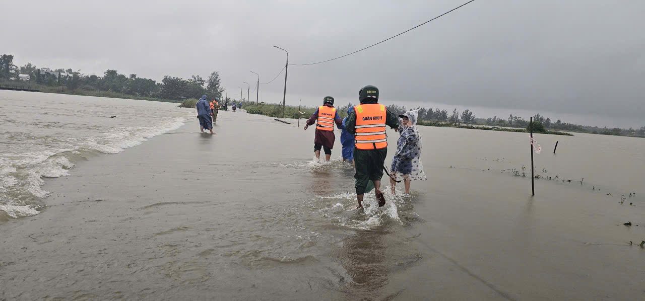 Đà Nẵng: Một học sinh bị nước cuốn tử vong, thủy điện đang xả lũ lưu lượng lớn- Ảnh 1. Đà Nẵng: Một học sinh bị nước cuốn tử vong, thủy điện đang xả lũ lưu lượng lớn- Ảnh 1.