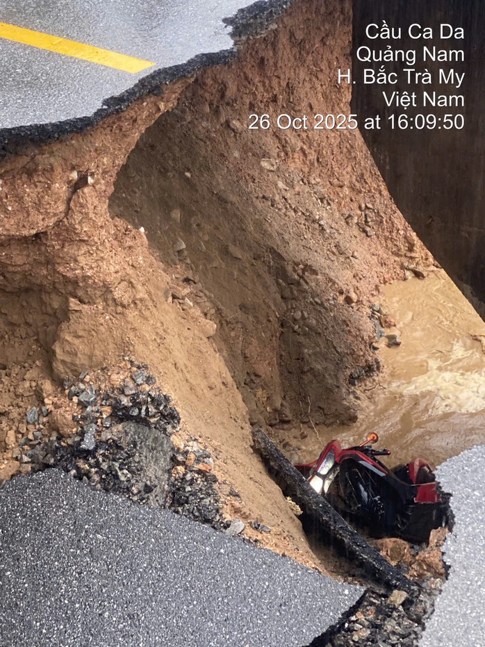 Hố tử thần ở Đà Nẵng nuốt chửng xe máy , một người thoát nạn kỳ diệu - Ảnh 2.