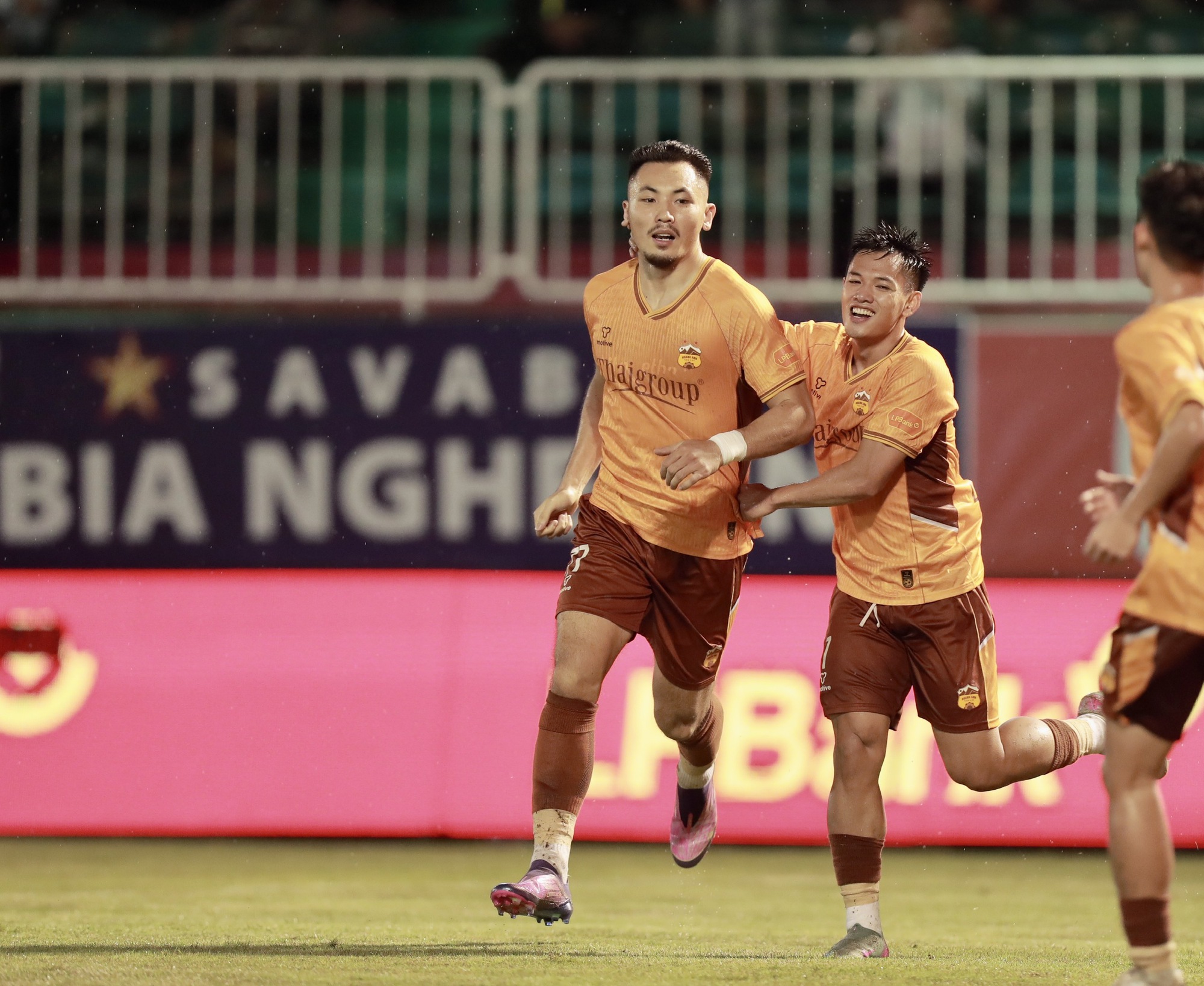 Kết quả bóng đá V.League hôm nay 26/10: HAGL phá dớp; Cuộc đua vô địch có bước ngoặt