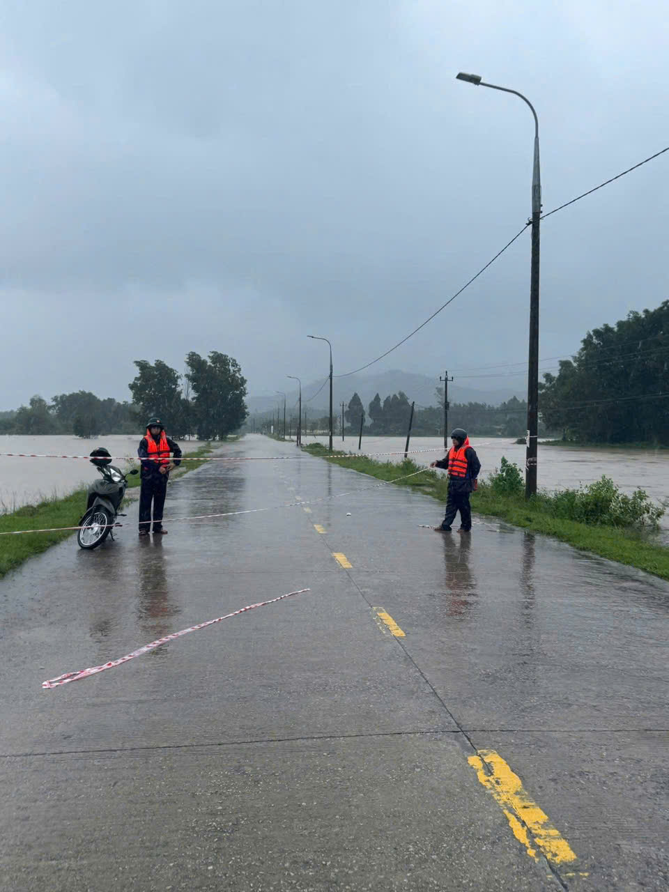 Đà Nẵng: Một học sinh bị nước cuốn tử vong, thủy điện đang xả lũ lưu lượng lớn- Ảnh 4. Đà Nẵng: Một học sinh bị nước cuốn tử vong, thủy điện đang xả lũ lưu lượng lớn- Ảnh 4.