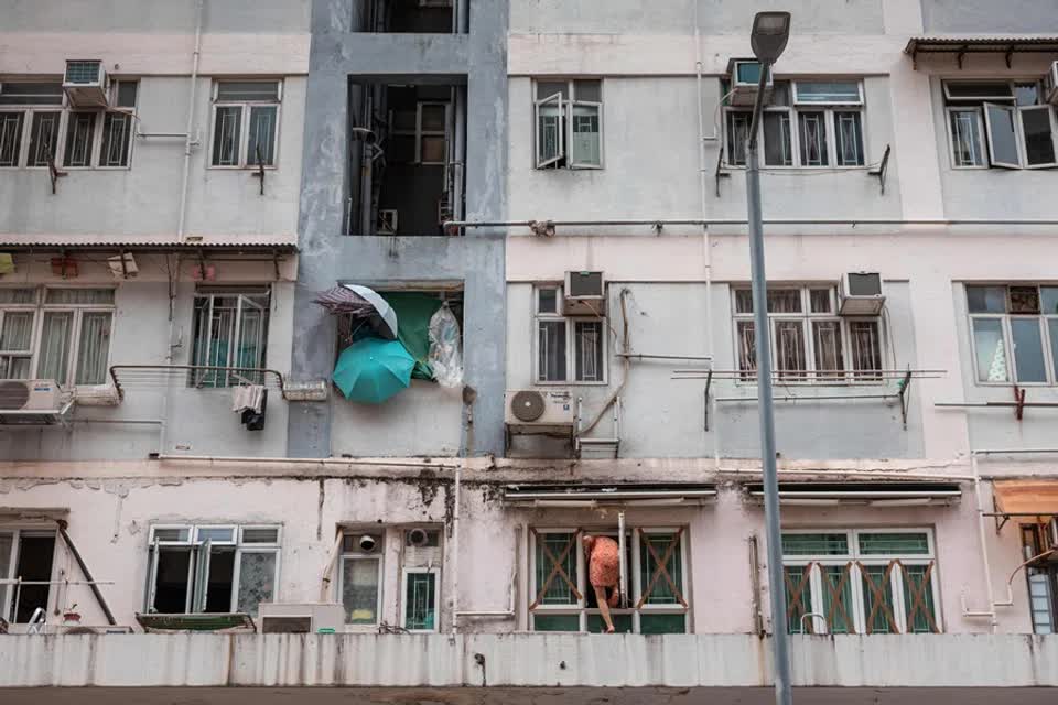 Cuộc sống nghẹt thở của gia đình 4 người trong căn hộ 7,4m2 giữa lòng thành phố xa hoa- Ảnh 1. Cuộc sống nghẹt thở của gia đình 4 người trong căn hộ 7,4m2 giữa lòng thành phố xa hoa- Ảnh 1.