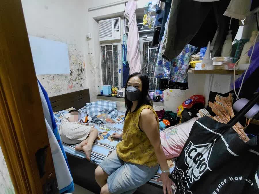 Cuộc sống nghẹt thở của gia đình 4 người trong căn hộ 7,4m2 giữa lòng thành phố xa hoa- Ảnh 2. Cuộc sống nghẹt thở của gia đình 4 người trong căn hộ 7,4m2 giữa lòng thành phố xa hoa- Ảnh 2.