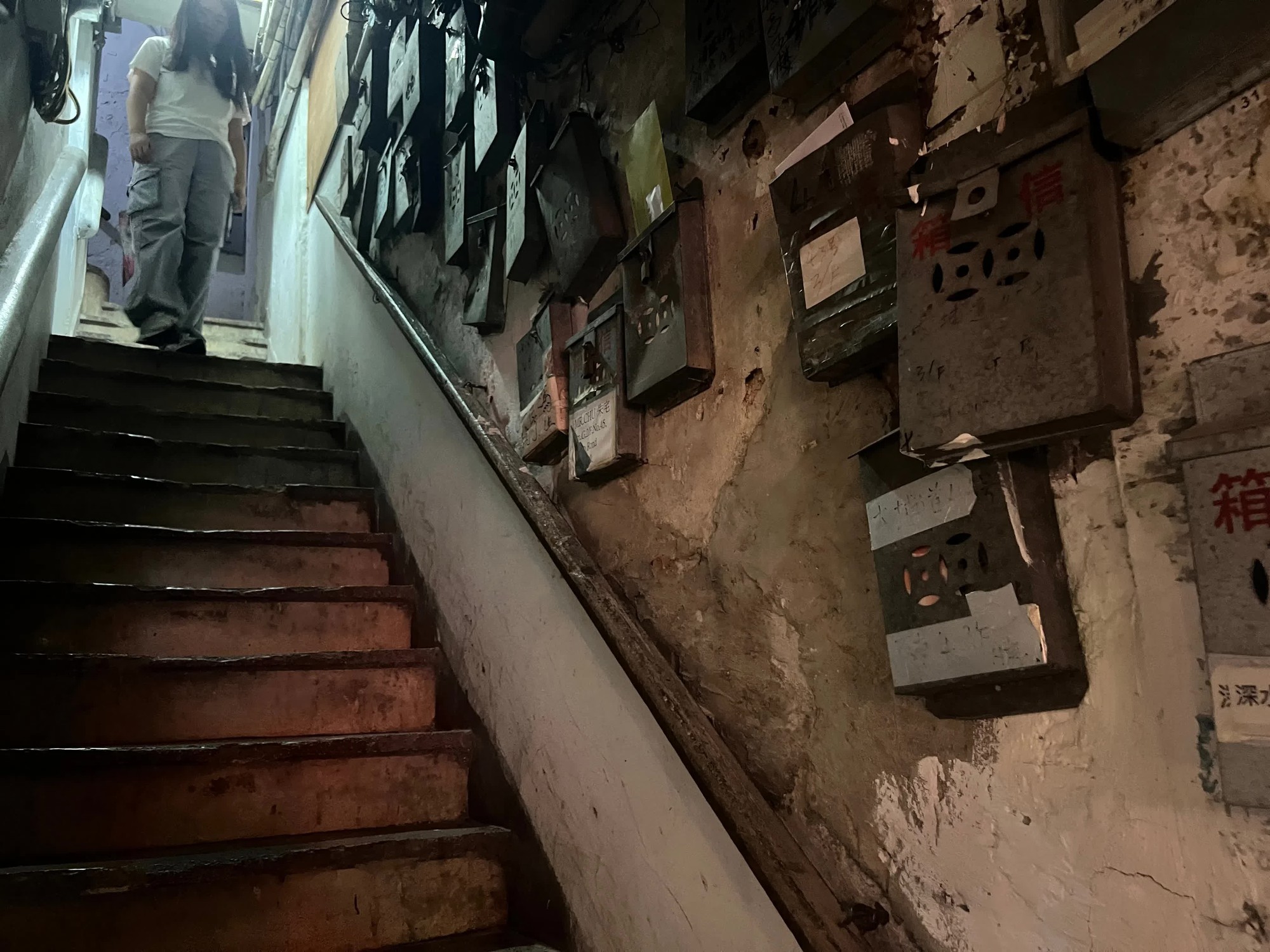 Cuộc sống nghẹt thở của gia đình 4 người trong căn hộ 7,4m2 giữa lòng thành phố xa hoa- Ảnh 5. Cuộc sống nghẹt thở của gia đình 4 người trong căn hộ 7,4m2 giữa lòng thành phố xa hoa- Ảnh 5.