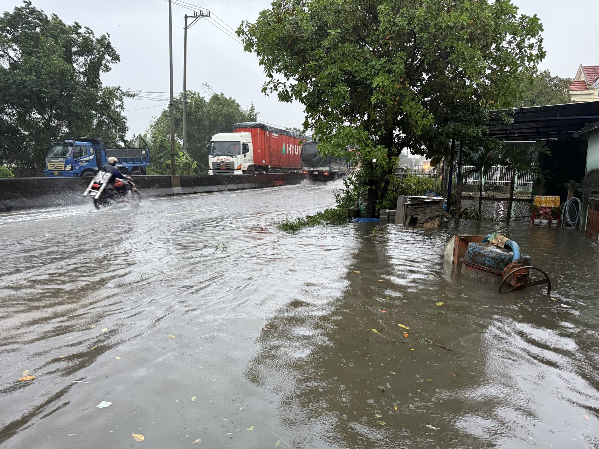 Nước tràn qua Quốc lộ 1 ở Đà Nẵng, CSGT cấm đường, phân luồng lên cao tốc- Ảnh 2. Nước tràn qua Quốc lộ 1 ở Đà Nẵng, CSGT cấm đường, phân luồng lên cao tốc- Ảnh 2.