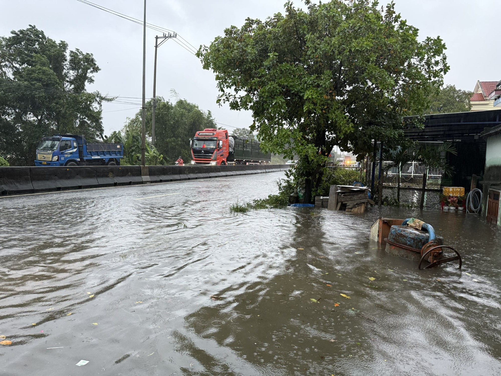Nước tràn qua Quốc lộ 1 ở Đà Nẵng, CSGT cấm đường, phân luồng lên cao tốc- Ảnh 3. Nước tràn qua Quốc lộ 1 ở Đà Nẵng, CSGT cấm đường, phân luồng lên cao tốc- Ảnh 3.