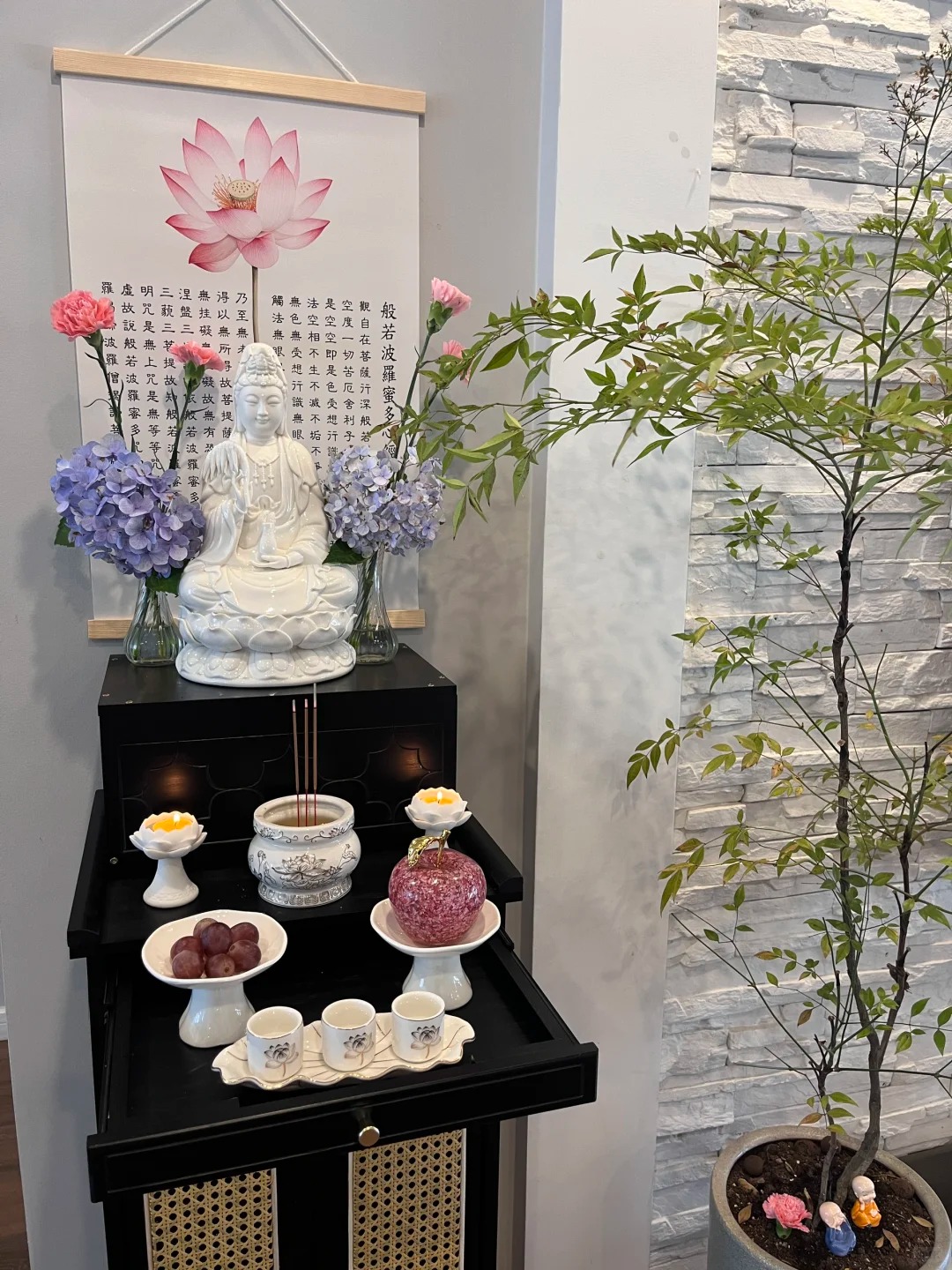 Nhà có bàn thờ Phật: Chỉ cần nhớ 4 điều này khi thắp hương, cuộc sống bỗng nhiên thuận lợi đến bất ngờ- Ảnh 4. Nhà có bàn thờ Phật: Chỉ cần nhớ 4 điều này khi thắp hương, cuộc sống bỗng nhiên thuận lợi đến bất ngờ- Ảnh 4.