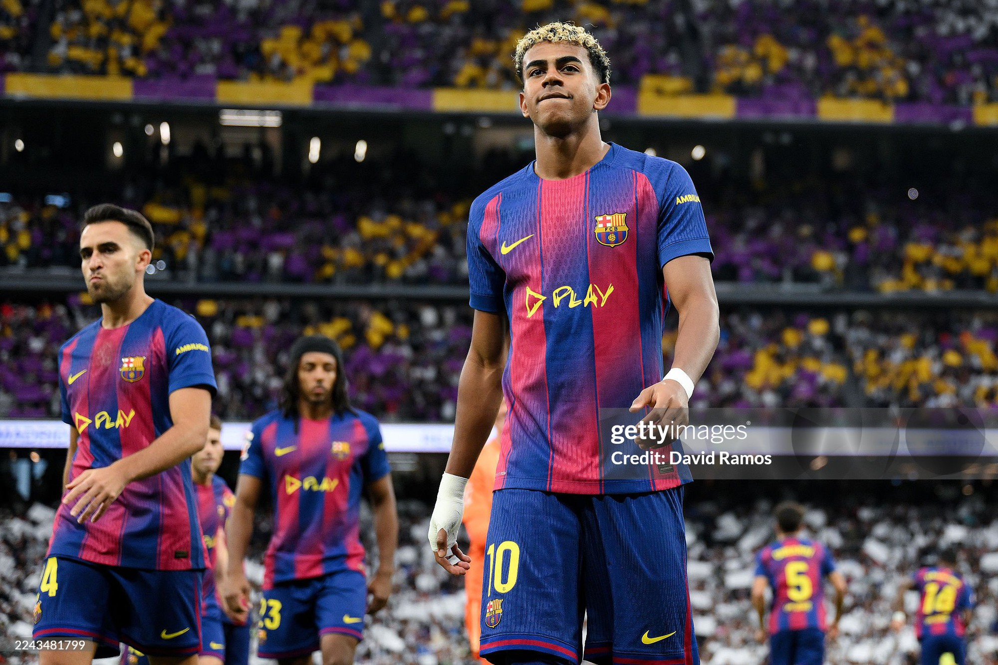 Yamal liên tục bị khiêu khích, Vinicius "nổi điên" trong ngày Real Madrid đả bại Barcelona- Ảnh 3. Yamal liên tục bị khiêu khích, Vinicius "nổi điên" trong ngày Real Madrid đả bại Barcelona- Ảnh 3.