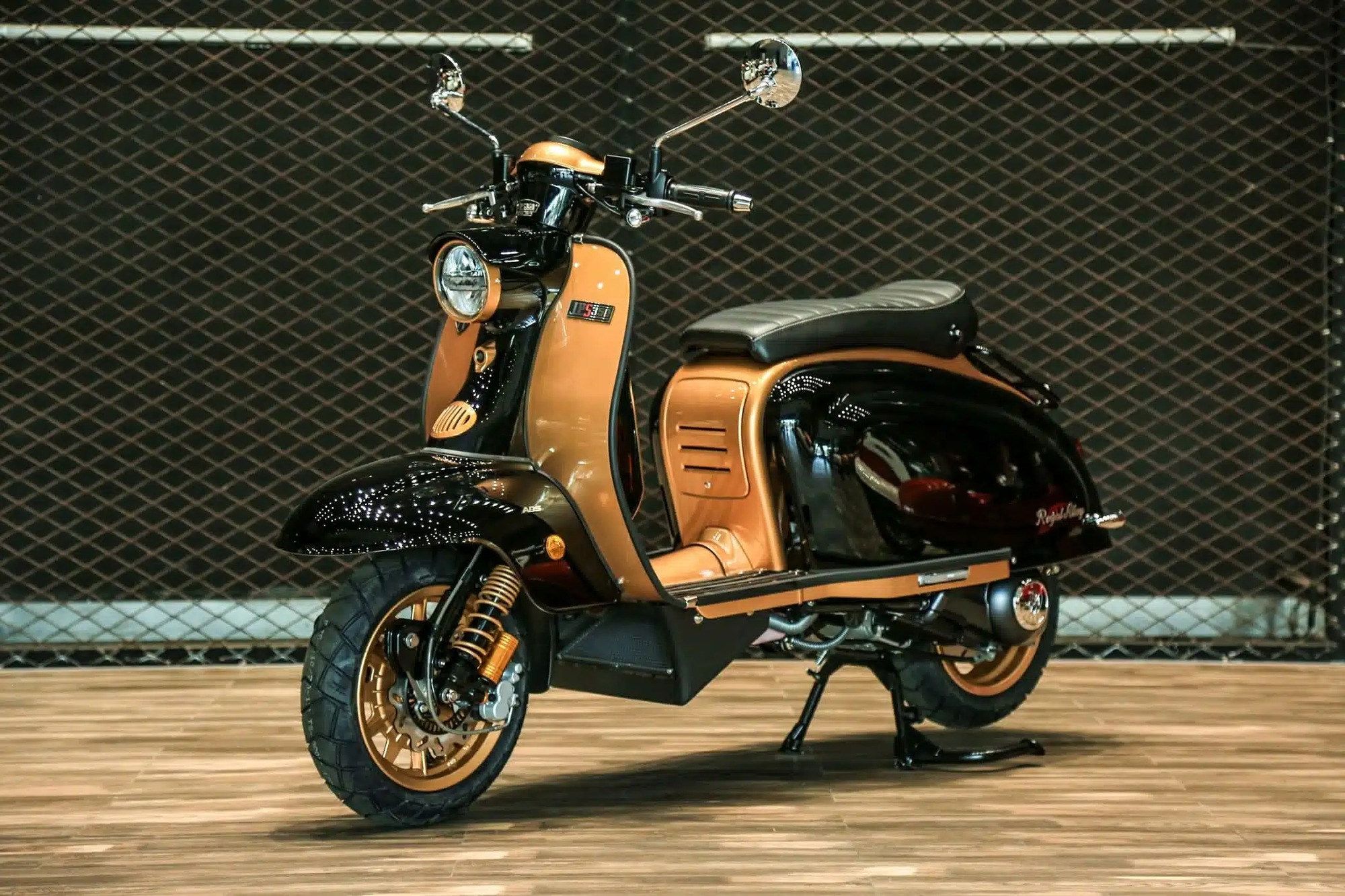 Mẫu xe tay ga Royal Alloy JPS 350: Cổ điển đến từng tấm th&eacute;p, hiện đại đến từng chi tiết!- Ảnh 7.