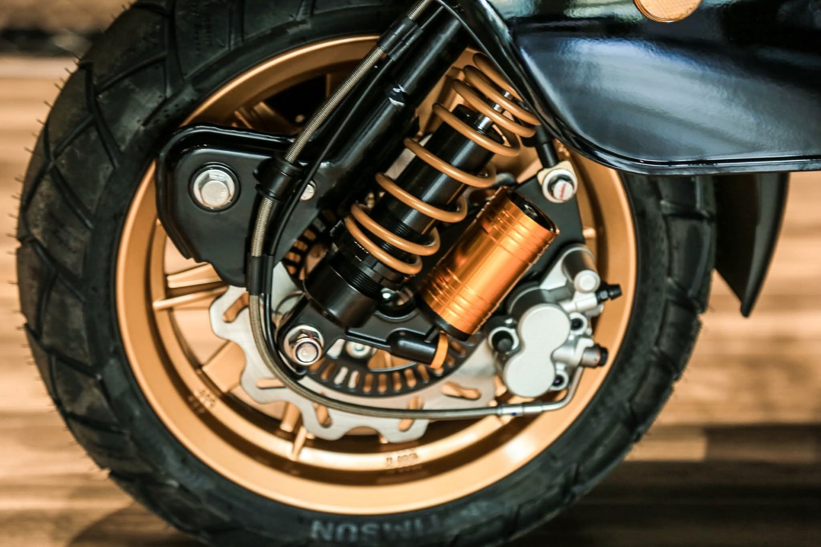 Mẫu xe tay ga Royal Alloy JPS 350: Cổ điển đến từng tấm th&eacute;p, hiện đại đến từng chi tiết!- Ảnh 9.