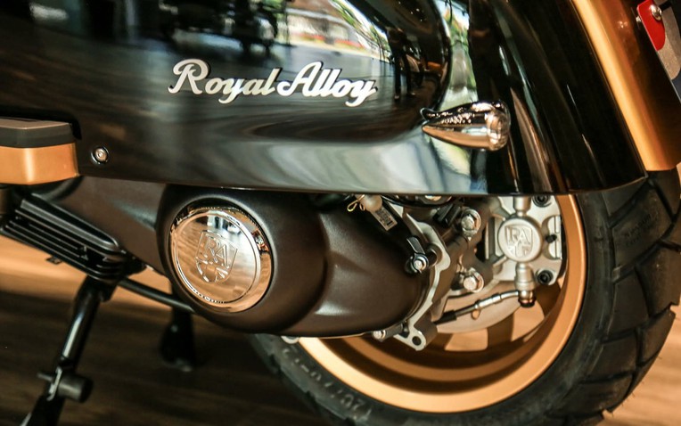 Mẫu xe tay ga Royal Alloy JPS 350: Cổ điển đến từng tấm th&eacute;p, hiện đại đến từng chi tiết!- Ảnh 1.