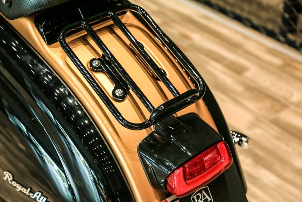 Mẫu xe tay ga Royal Alloy JPS 350: Cổ điển đến từng tấm th&eacute;p, hiện đại đến từng chi tiết!- Ảnh 10.