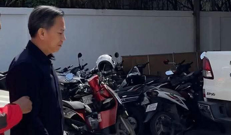 Va chạm giao thông, chuẩn tướng Campuchia rút súng đánh nữ nạn nhân vì đòi bồi thường khoảng 130.000 VNĐ- Ảnh 1.