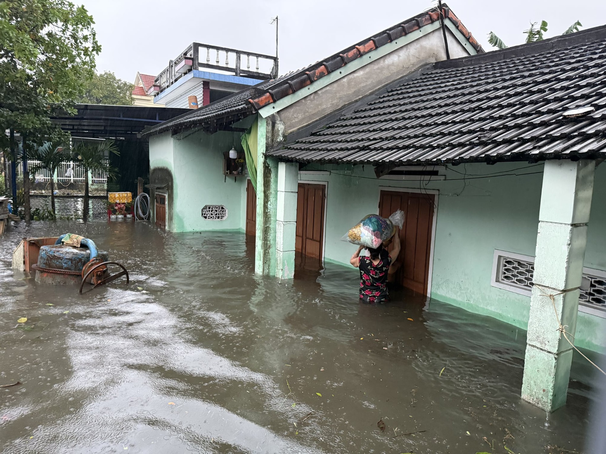 Nước tràn qua Quốc lộ 1 ở Đà Nẵng, CSGT cấm đường, phân luồng lên cao tốc- Ảnh 5. Nước tràn qua Quốc lộ 1 ở Đà Nẵng, CSGT cấm đường, phân luồng lên cao tốc- Ảnh 5.