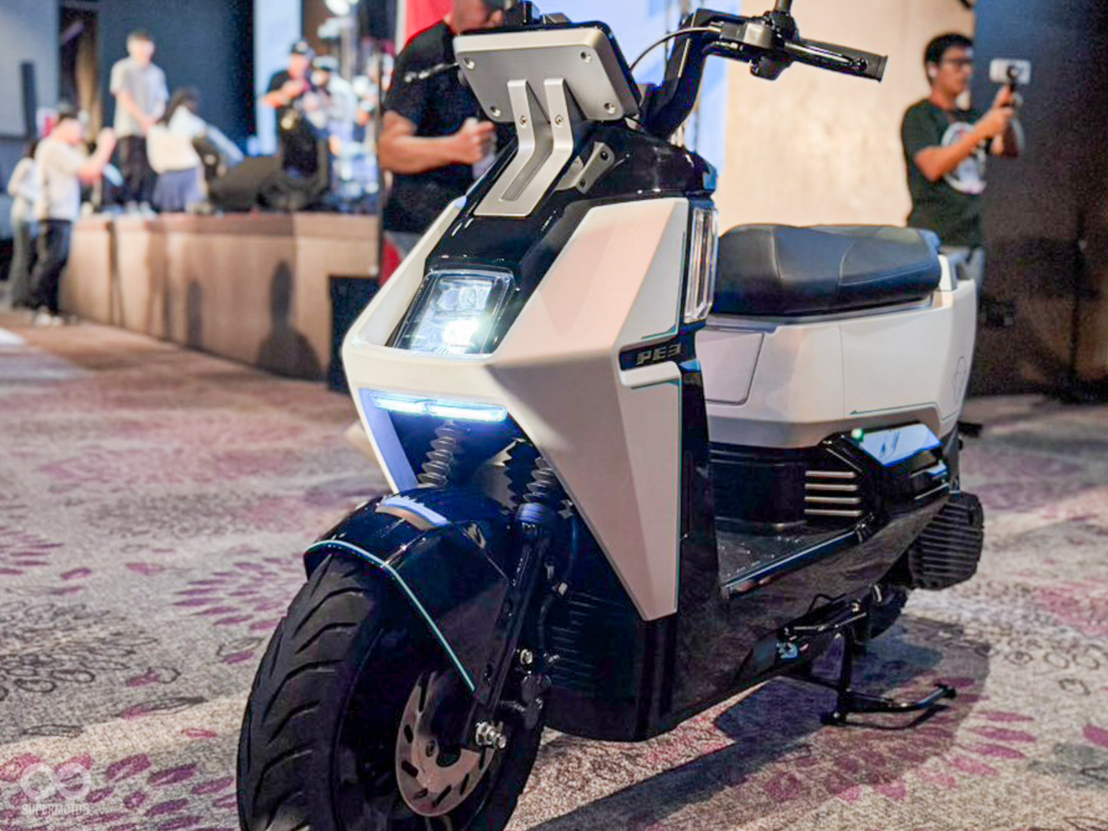 Đ&acirc;y l&agrave; chiếc xe điện kh&ocirc;ng bao giờ phải lo hết pin: SYM PE3- Ảnh 2.