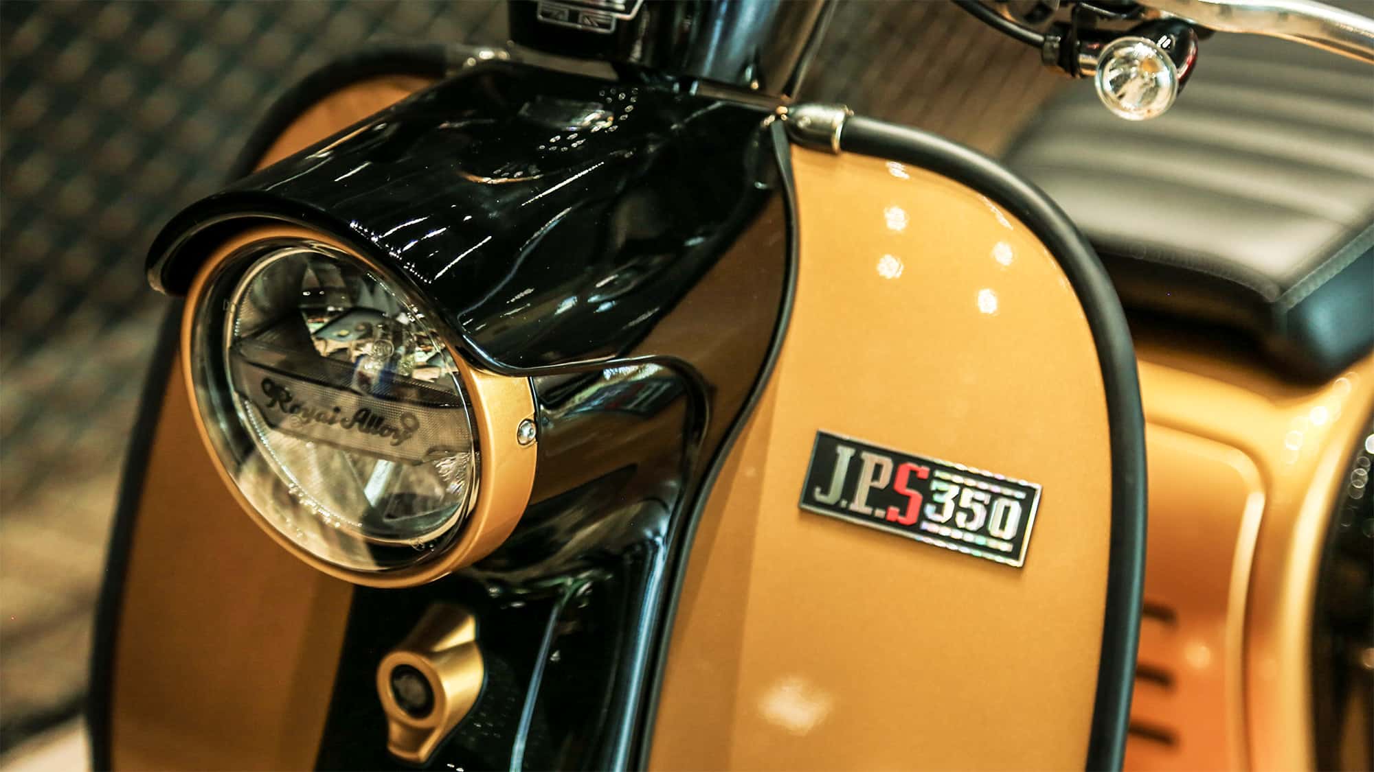 Mẫu xe tay ga Royal Alloy JPS 350: Cổ điển đến từng tấm th&eacute;p, hiện đại đến từng chi tiết!- Ảnh 6.