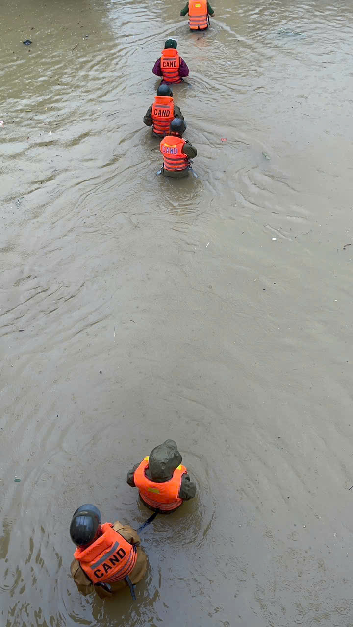 Xót xa cảnh xe máy bị nhấn chìm trong nước lũ ở Huế- Ảnh 15.