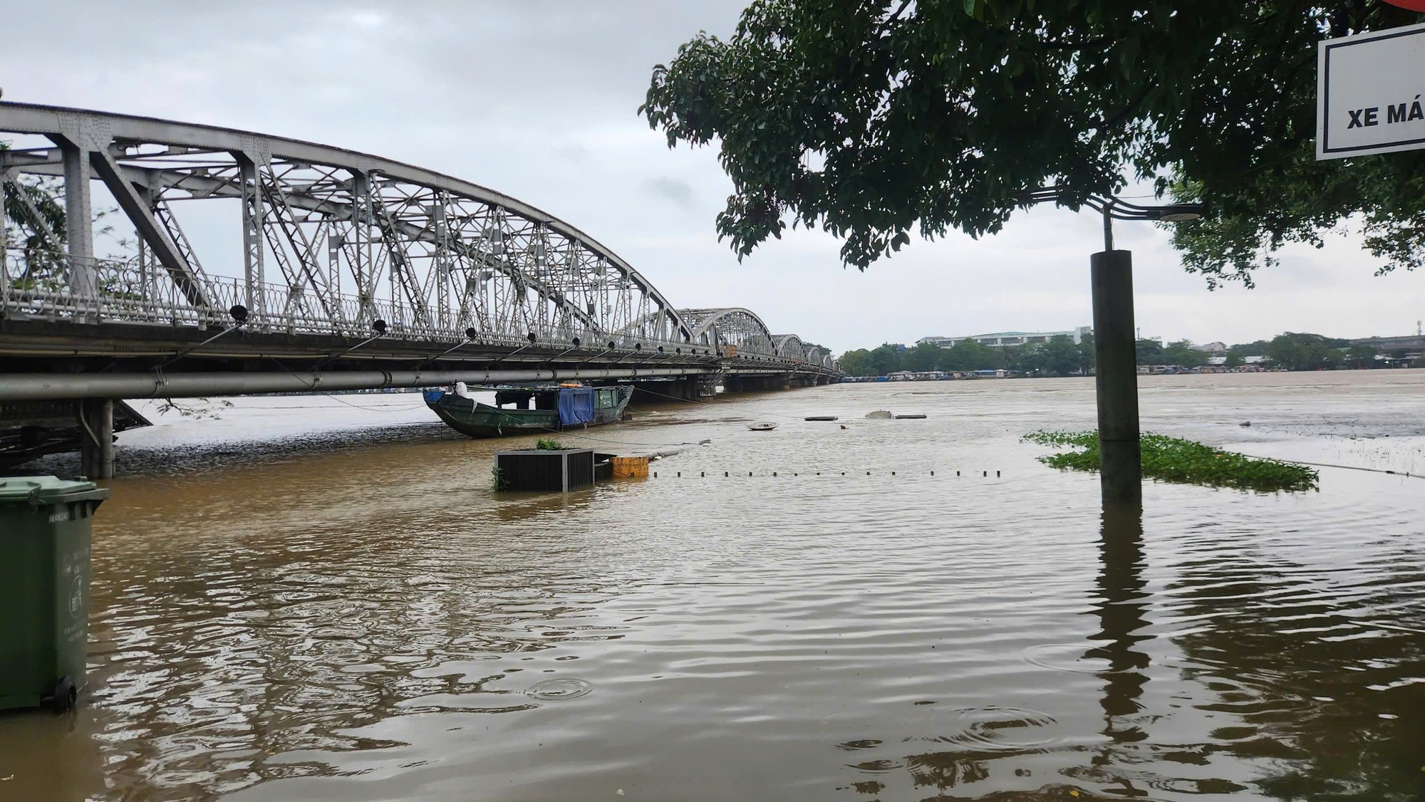 Xót xa cảnh xe máy bị nhấn chìm trong nước lũ ở Huế- Ảnh 1.