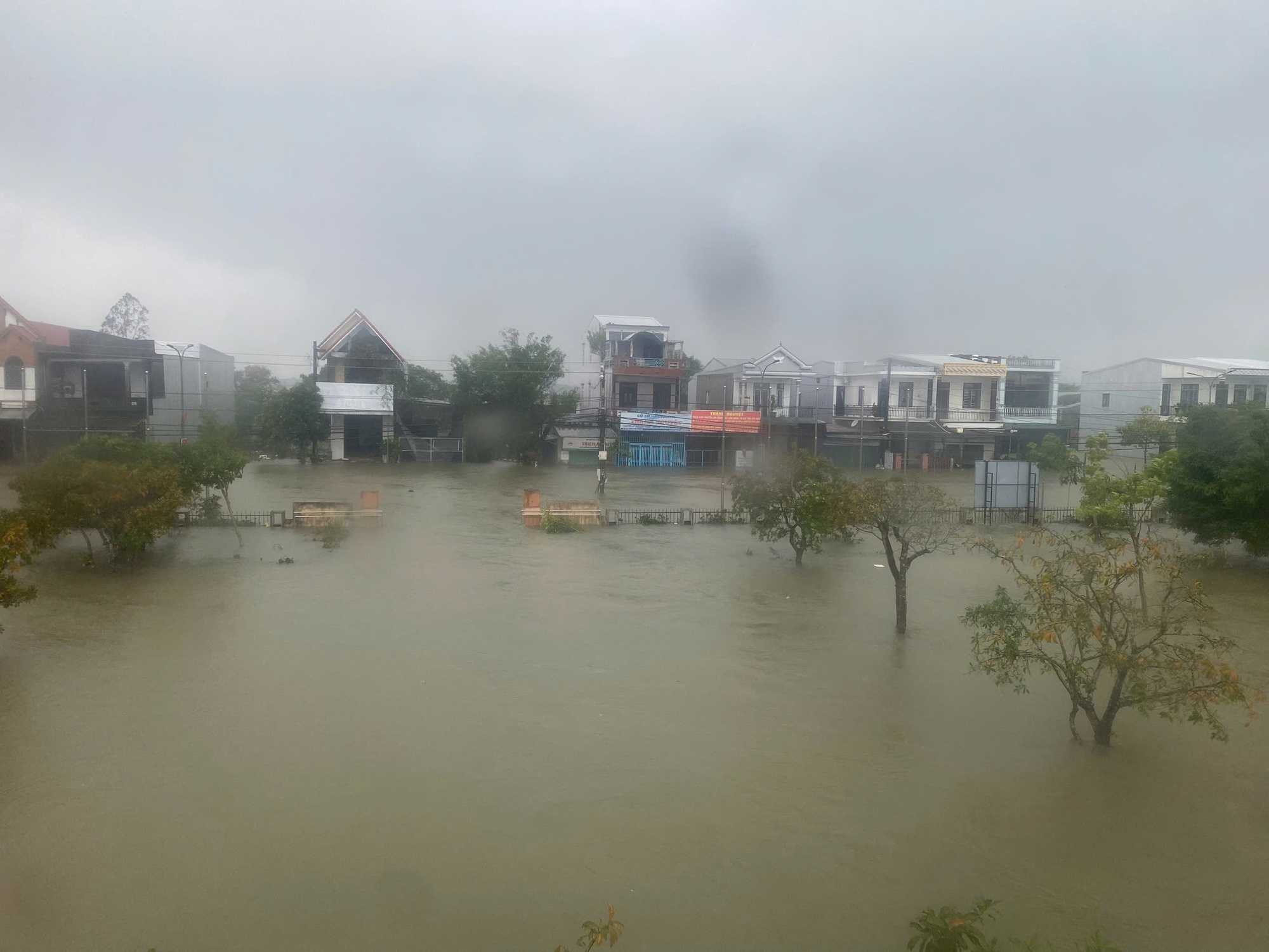 Xót xa cảnh xe máy bị nhấn chìm trong nước lũ ở Huế- Ảnh 13.