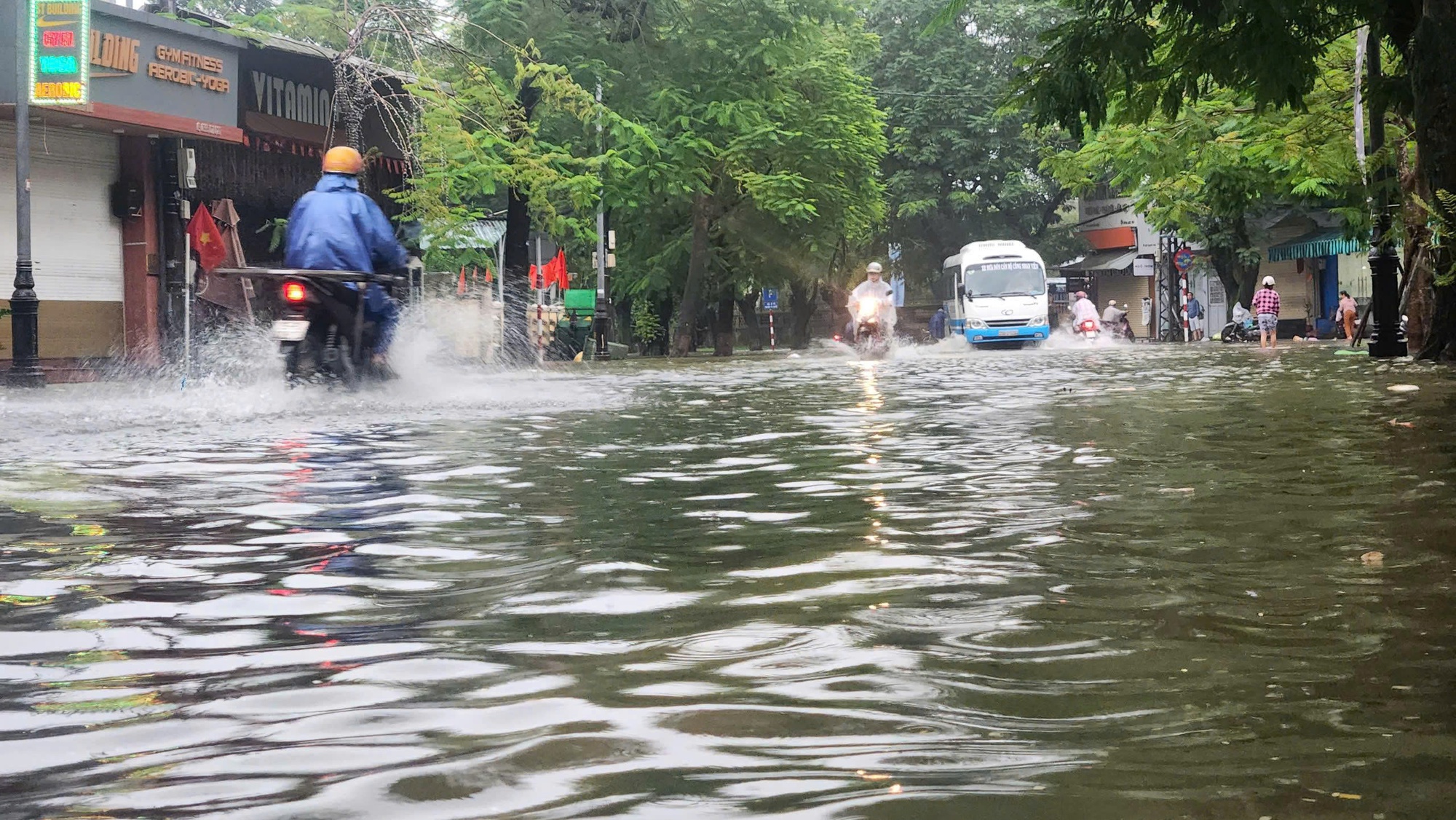 Xót xa cảnh xe máy bị nhấn chìm trong nước lũ ở Huế- Ảnh 12.