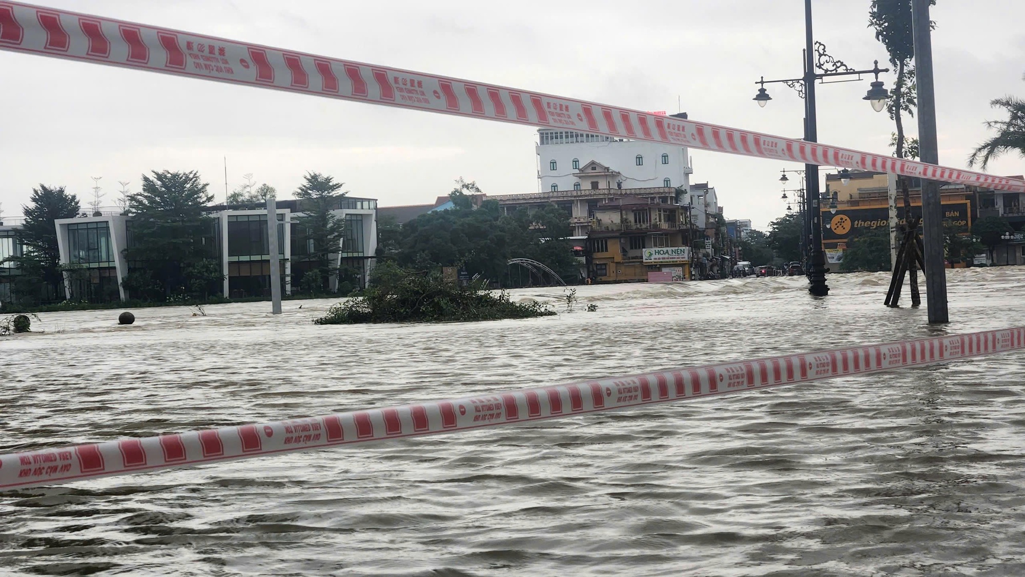 Xót xa cảnh xe máy bị nhấn chìm trong nước lũ ở Huế- Ảnh 10.