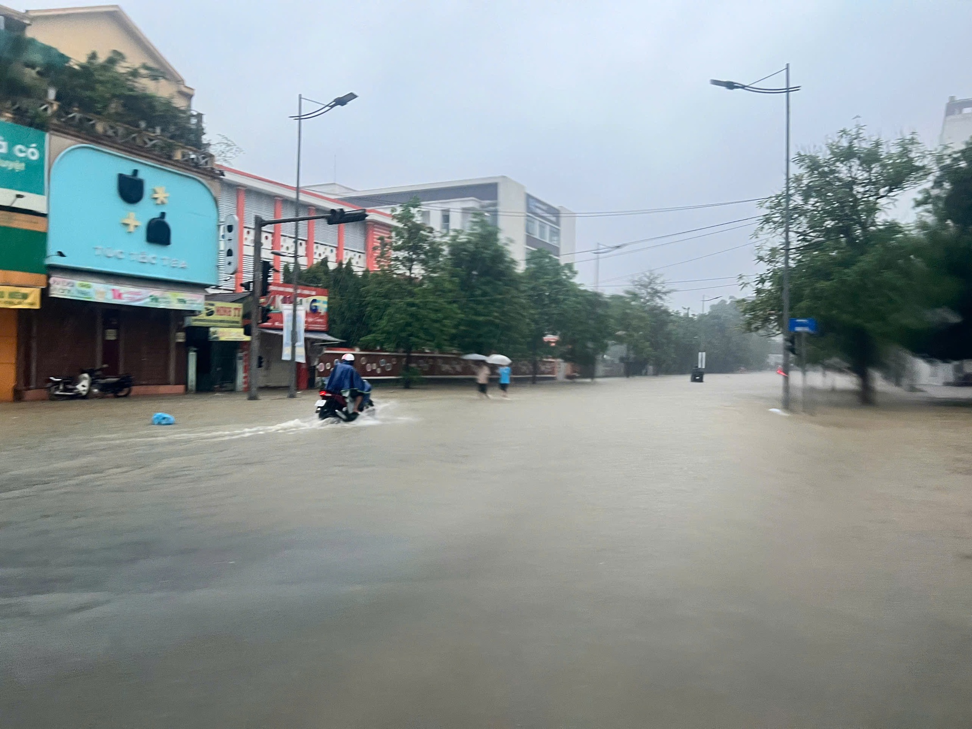 Xót xa cảnh xe máy bị nhấn chìm trong nước lũ ở Huế- Ảnh 14.