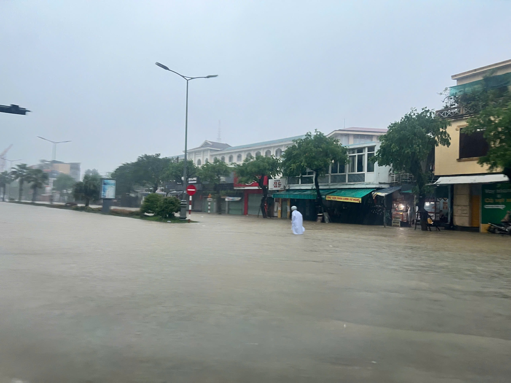 Xót xa cảnh xe máy bị nhấn chìm trong nước lũ ở Huế- Ảnh 11.