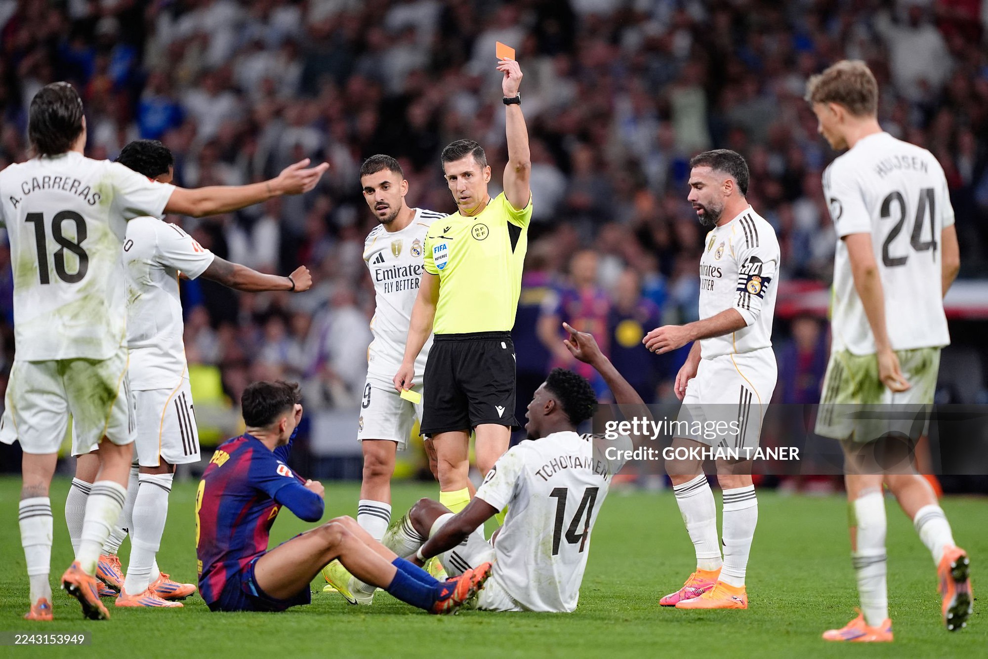 Yamal liên tục bị khiêu khích, Vinicius "nổi điên" trong ngày Real Madrid đả bại Barcelona- Ảnh 2. Yamal liên tục bị khiêu khích, Vinicius "nổi điên" trong ngày Real Madrid đả bại Barcelona- Ảnh 2.