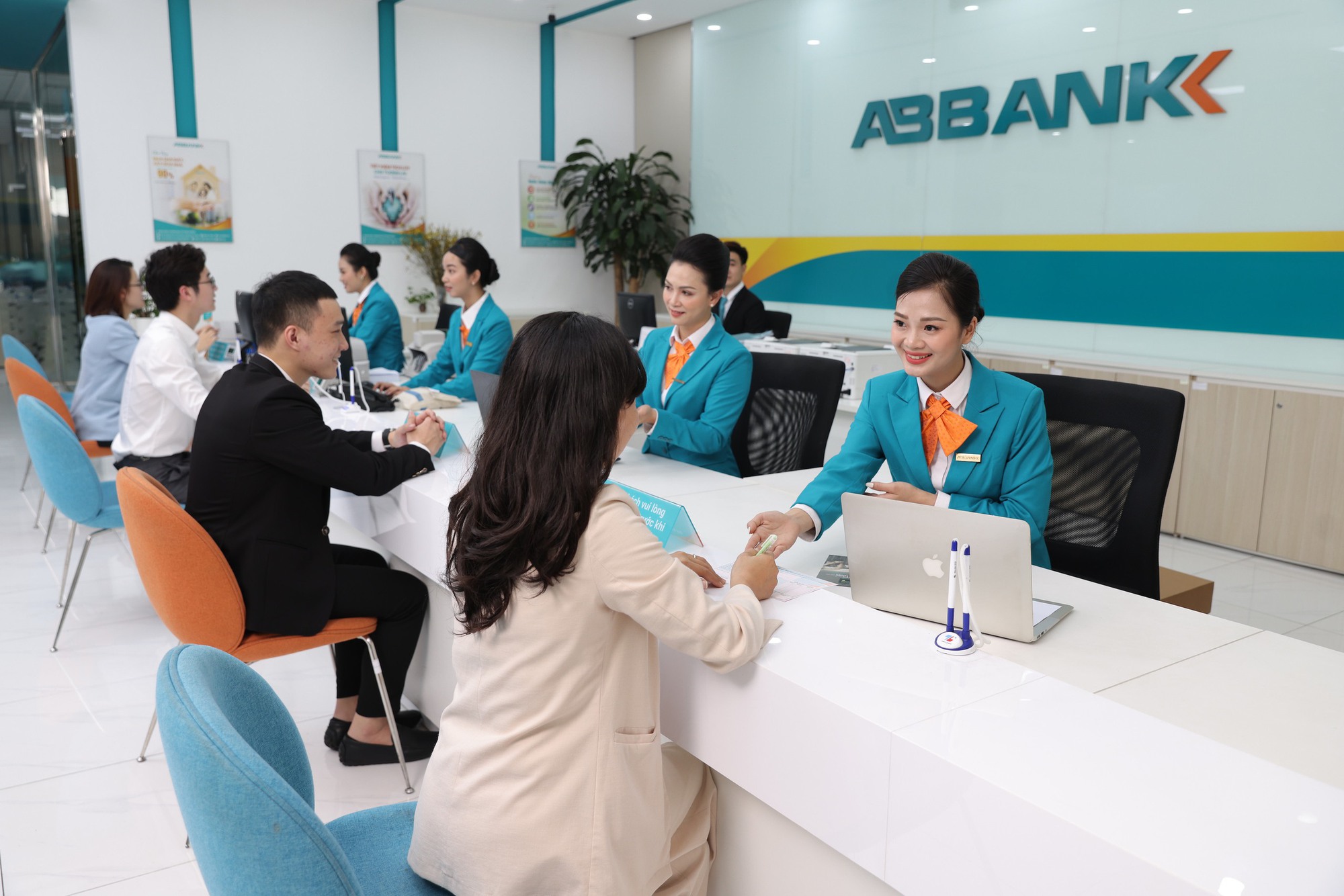 Lợi nhuận tăng trưởng thần tốc gấp 8 lần, một ngân hàng được  Lợi nhuận tăng trưởng thần tốc gấp 8 lần, một ngân hàng được