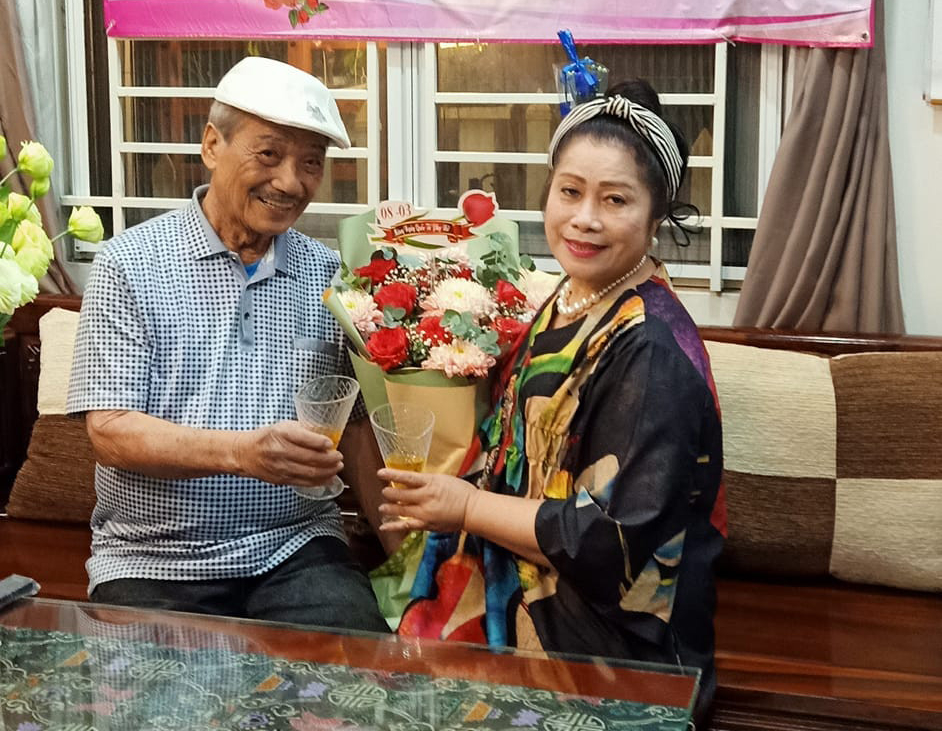 Chuyện tình của nam NSND U90 bị ung thư, nói với vợ "mình đừng bỏ tôi nhé"- Ảnh 3. Chuyện tình của nam NSND U90 bị ung thư, nói với vợ "mình đừng bỏ tôi nhé"- Ảnh 3.