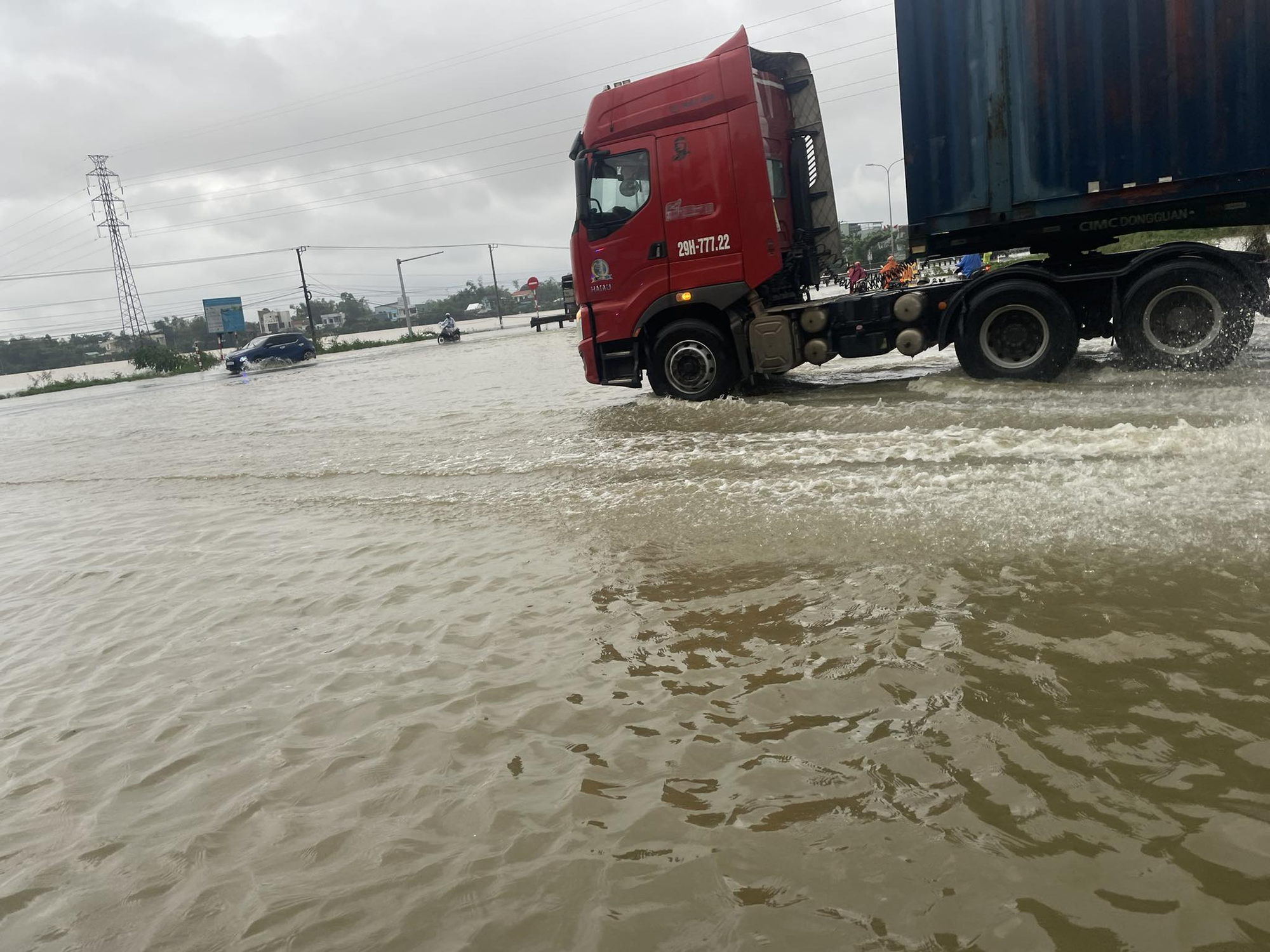 Nước tràn qua Quốc lộ 1 ở Đà Nẵng, CSGT cấm đường, phân luồng lên cao tốc- Ảnh 1. Nước tràn qua Quốc lộ 1 ở Đà Nẵng, CSGT cấm đường, phân luồng lên cao tốc- Ảnh 1.