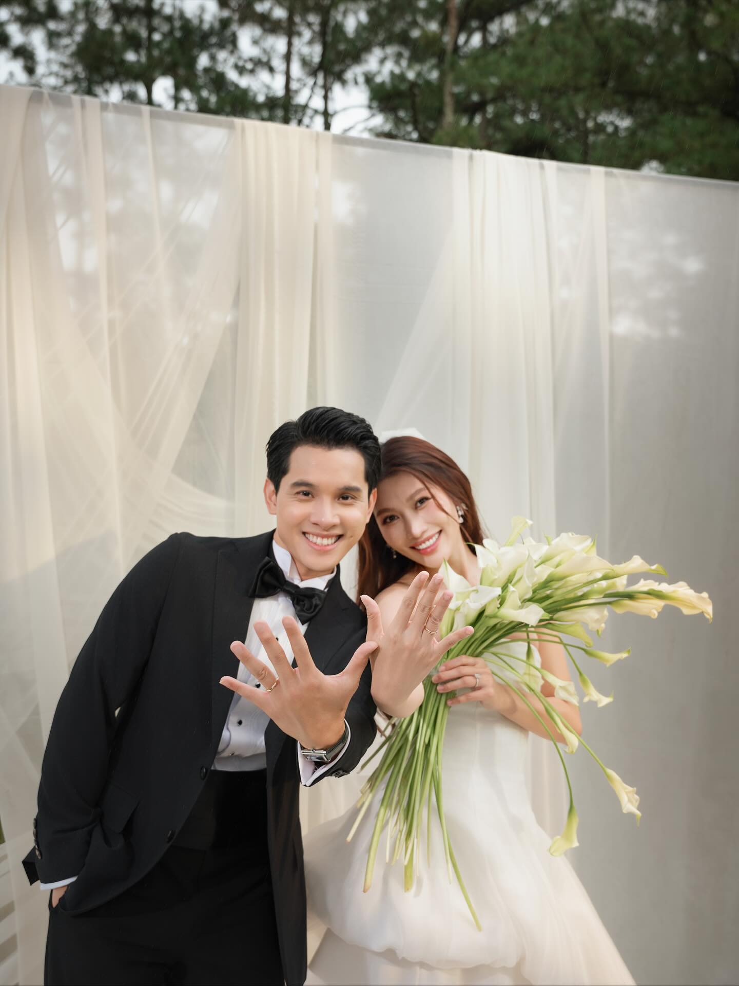 Trời ơi sốc quá! Chủ tịch đi lấy vợ lại làm cả gan làm hành động này ngay dưới sân khấu sao?- Ảnh 6. Trời ơi sốc quá! Chủ tịch đi lấy vợ lại làm cả gan làm hành động này ngay dưới sân khấu sao?- Ảnh 6.