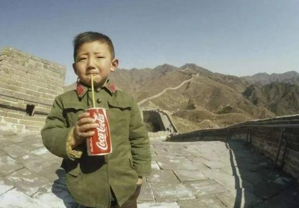 "Cậu bé Trung Quốc đầu tiên uống Coca-Cola" bây giờ ra sao?- Ảnh 1.