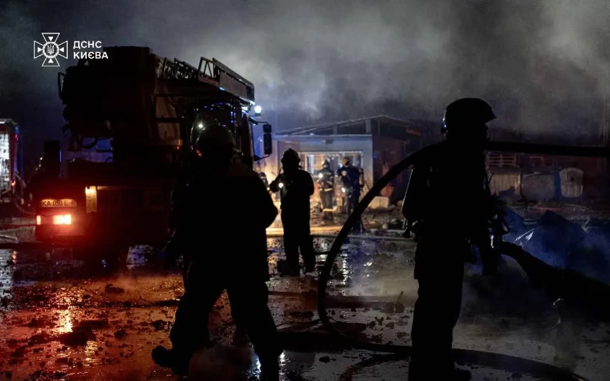 Thủ đô Kiev sau một cuộc không kích của lực lượng Nga (Ảnh: State Emergency Service of Ukraine)  Thủ đô Kiev sau một cuộc không kích của lực lượng Nga (Ảnh: State Emergency Service of Ukraine)
