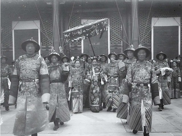 Ảnh hiếm thời Thanh: Nhà quan treo da hổ trấn trạch, đội quân thái giám của Từ Hi có điểm này khác thường- Ảnh 8. Ảnh hiếm thời Thanh: Nhà quan treo da hổ trấn trạch, đội quân thái giám của Từ Hi có điểm này khác thường- Ảnh 8.