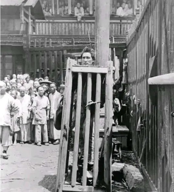 Ảnh hiếm thời Thanh: Nhà quan treo da hổ trấn trạch, đội quân thái giám của Từ Hi có điểm này khác thường- Ảnh 1. Ảnh hiếm thời Thanh: Nhà quan treo da hổ trấn trạch, đội quân thái giám của Từ Hi có điểm này khác thường- Ảnh 1.