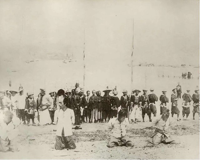 Ảnh hiếm thời Thanh: Nhà quan treo da hổ trấn trạch, đội quân thái giám của Từ Hi có điểm này khác thường- Ảnh 2. Ảnh hiếm thời Thanh: Nhà quan treo da hổ trấn trạch, đội quân thái giám của Từ Hi có điểm này khác thường- Ảnh 2.