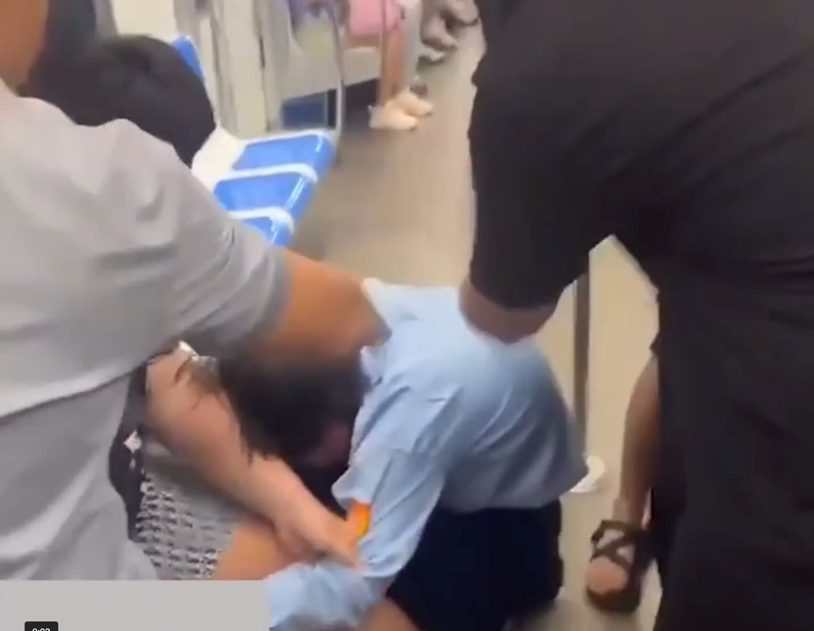 Thông tin bất ngờ về 2 người hành hung bảo vệ trên tàu Metro vì nhắc nhở khách chuyện gác chân lên ghế- Ảnh 1. Thông tin bất ngờ về 2 người hành hung bảo vệ trên tàu Metro vì nhắc nhở khách chuyện gác chân lên ghế- Ảnh 1.