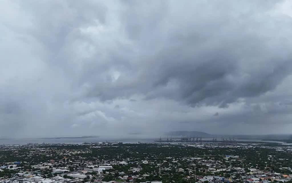 Mây bao phủ Kingston, Jamaica, trước khi cơn bão Melissa đổ bộ vào ngày 26/10/2025 (Ảnh: AP)