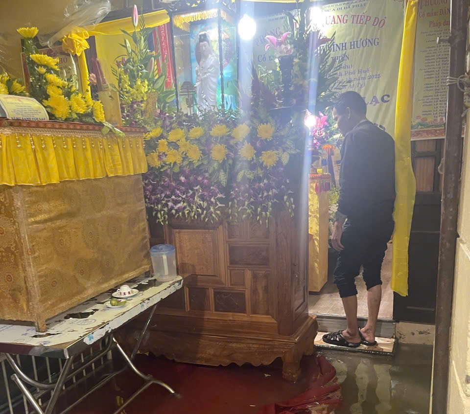 Xót xa cảnh xe máy bị nhấn chìm trong nước lũ ở Huế- Ảnh 19.