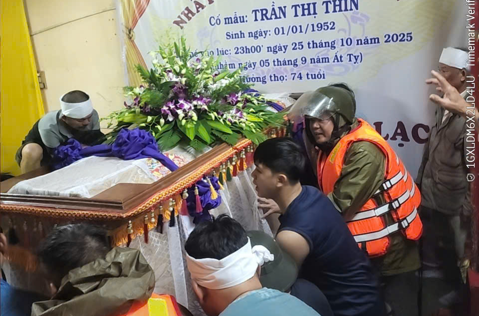 Xót xa cảnh xe máy bị nhấn chìm trong nước lũ ở Huế- Ảnh 17.