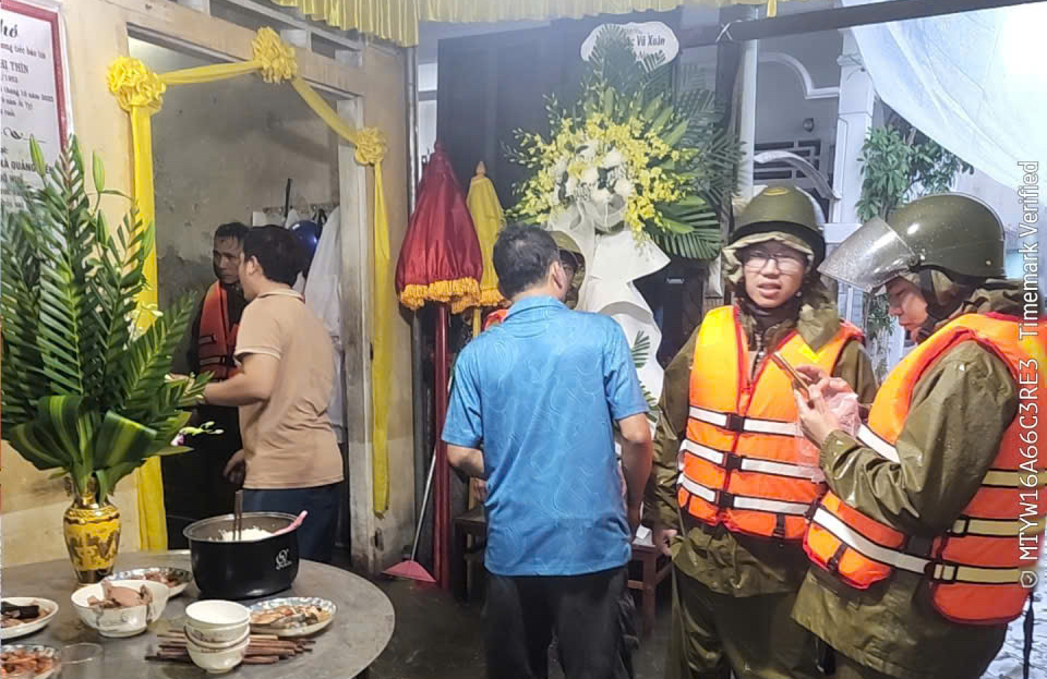 Xót xa cảnh xe máy bị nhấn chìm trong nước lũ ở Huế- Ảnh 18.