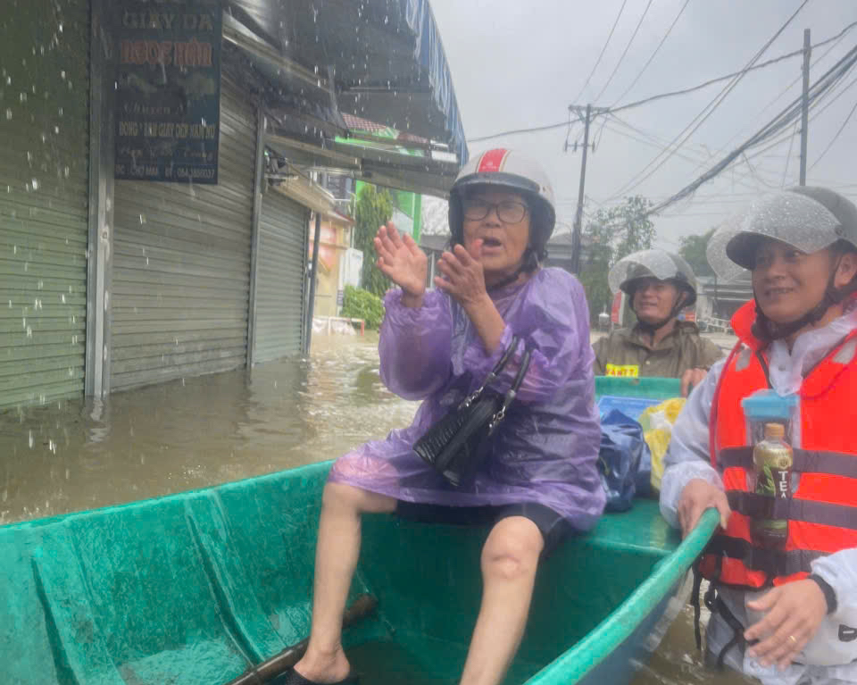 Xót xa cảnh xe máy bị nhấn chìm trong nước lũ ở Huế- Ảnh 16.