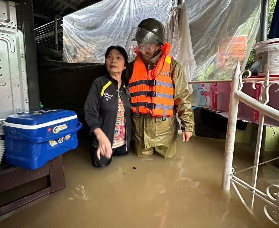 Xót xa cảnh xe máy bị nhấn chìm trong nước lũ ở Huế- Ảnh 9.