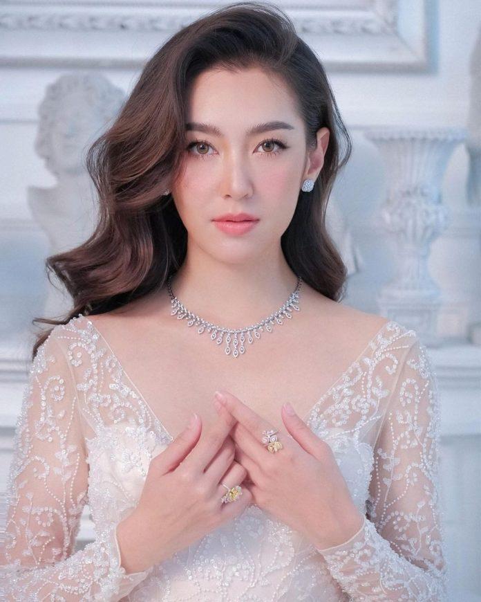 Mỹ nhân đẹp đến mức khiến cả thành phố hết tắc đường bây giờ ra sao? - Ảnh 4. Mỹ nhân đẹp đến mức khiến cả thành phố hết tắc đường bây giờ ra sao? - Ảnh 4.