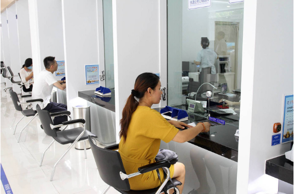 Cụ bà gửi tiết kiệm hơn 740 triệu đồng, 27 năm sau đến tất toán thì ngỡ ngàng tiền lãi chỉ 18 triệu: Ngân hàng báo "Chỉ hưởng lãi suất không thời hạn"- Ảnh 1. Cụ bà gửi tiết kiệm hơn 740 triệu đồng, 27 năm sau đến tất toán thì ngỡ ngàng tiền lãi chỉ 18 triệu: Ngân hàng báo "Chỉ hưởng lãi suất không thời hạn"- Ảnh 1.