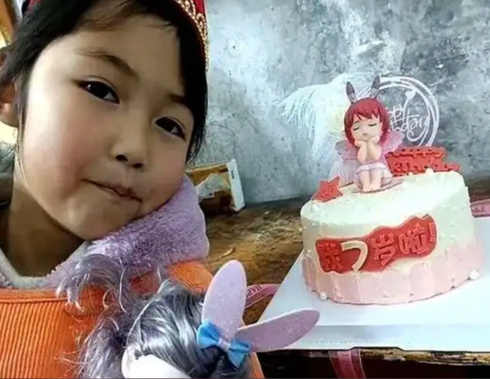 Con Gái 2 Tuổi Mắc Bệnh Tan Máu, Người Cha Nghèo Cùng Quẫn Đào Huyệt Mộ Nằm Với Con Mỗi Ngày Để  Con Gái 2 Tuổi Mắc Bệnh Tan Máu, Người Cha Nghèo Cùng Quẫn Đào Huyệt Mộ Nằm Với Con Mỗi Ngày Để